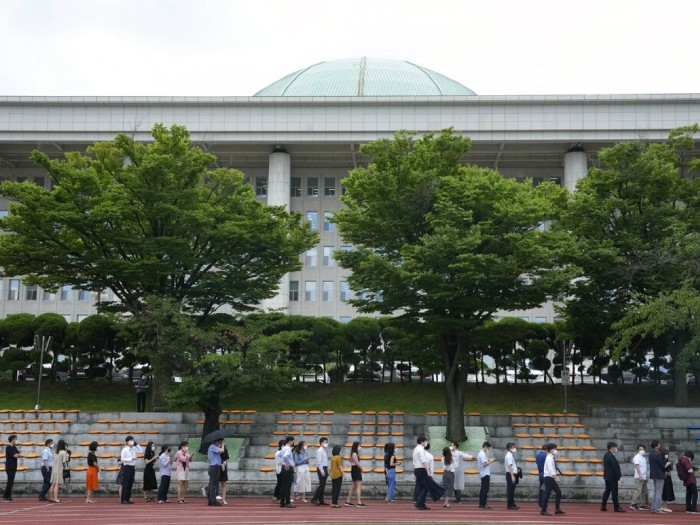 首爾有民眾排隊等候接受病毒檢測。(美聯社).jpg 首爾有民眾排隊等候接受病毒檢測。(美聯社).jpg