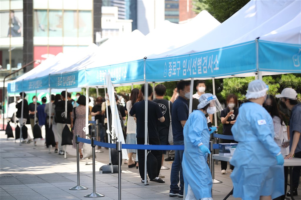 韓國中央政府為避免COVID-19疫情擴散,16日要求各地方研擬全面禁止5人以上聚會。圖為16日首爾民眾等待採檢。(韓聯社).jpg 韓國中央政府為避免COVID-19疫情擴散,16日要求各地方研擬全面禁止5人以上聚會。圖為16日首爾民眾等待採檢。(韓聯社).jpg