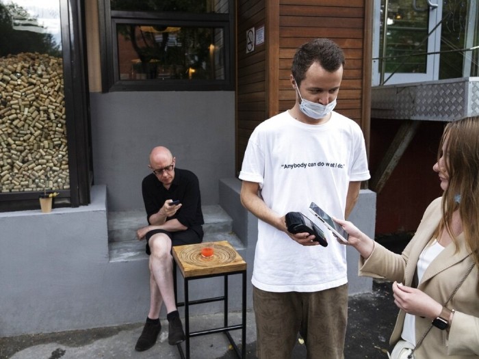 下星期一起,莫斯科不再強制要求市民進入食肆時出示手機二維碼。(美聯社資料圖片).jpg 下星期一起,莫斯科不再強制要求市民進入食肆時出示手機二維碼。(美聯社資料圖片).jpg