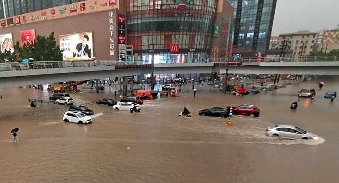 郑州的降雨量 远超城市排水系统的处理上限.jpg 郑州的降雨量 远超城市排水系统的处理上限.jpg