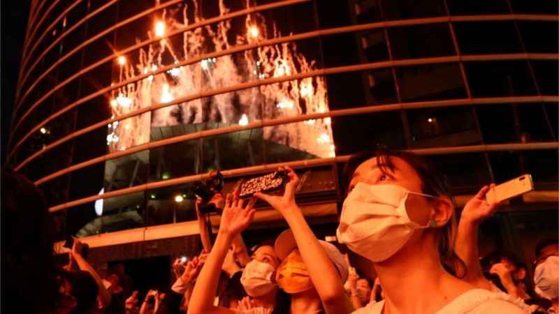 观看东京奥运开幕式烟花的民众.jpg