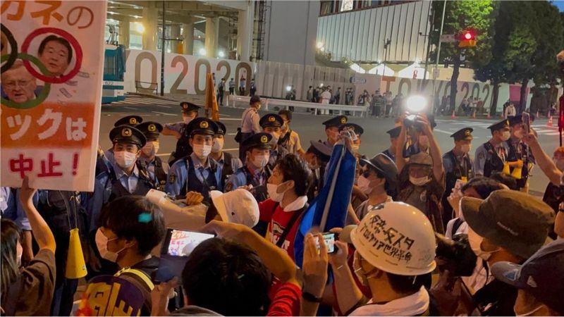 东京新国立竞技场外的抗议者。.jpg 东京新国立竞技场外的抗议者。.jpg