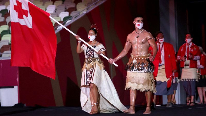 汤加王国旗手皮塔-塔乌法托图亚(Pita Taufatofua,右)和玛利亚·帕塞卡.jpg 汤加王国旗手皮塔-塔乌法托图亚(Pita Taufatofua,右)和玛利亚·帕塞卡.jpg