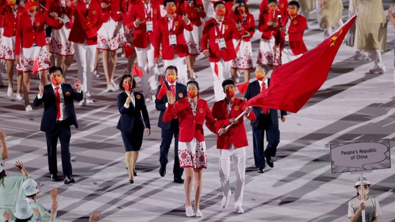 中国女排队长朱婷(前排左)成为中国在夏季奥运会开幕式上的第一位女旗手。.jpg 中国女排队长朱婷(前排左)成为中国在夏季奥运会开幕式上的第一位女旗手。.jpg