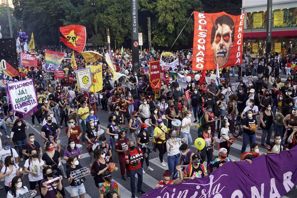 巴西疫情奪走大批人命,數以萬計民眾24日走上街頭,要求彈劾總統波索納洛。(安納杜魯新聞社).jpg 巴西疫情奪走大批人命,數以萬計民眾24日走上街頭,要求彈劾總統波索納洛。(安納杜魯新聞社).jpg