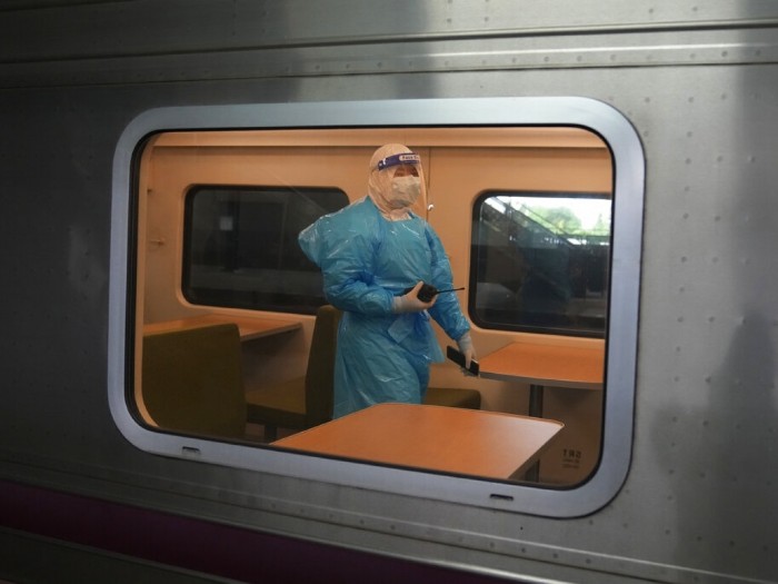 泰國政府安排火車從曼谷接載輕症患者回鄉治療,列車上有穿上全套保護裝備的工作人員。(美聯社).jpg 泰國政府安排火車從曼谷接載輕症患者回鄉治療,列車上有穿上全套保護裝備的工作人員。(美聯社).jpg
