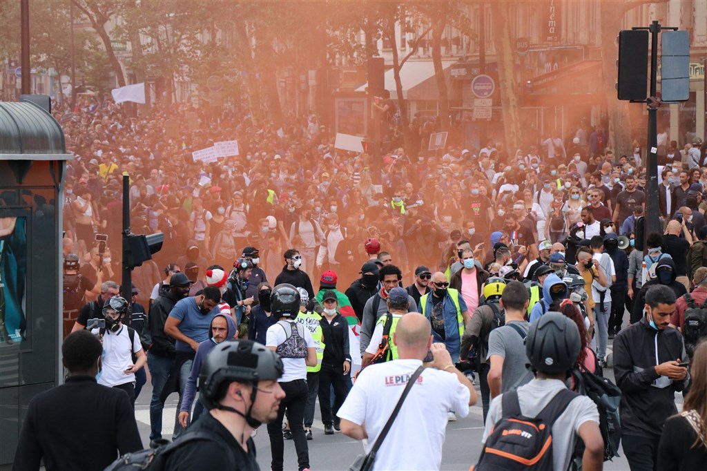 法國各地7月31日超過20萬人走上街頭,抗議政府推出健康通行證的新防疫措施,連續第3個週末上街表達不滿。圖為民眾在巴黎街頭示威。(安納杜魯新聞社).jpg 法國各地7月31日超過20萬人走上街頭,抗議政府推出健康通行證的新防疫措施,連續第3個週末上街表達不滿。圖為民眾在巴黎街頭示威。(安納杜魯新聞社).jpg