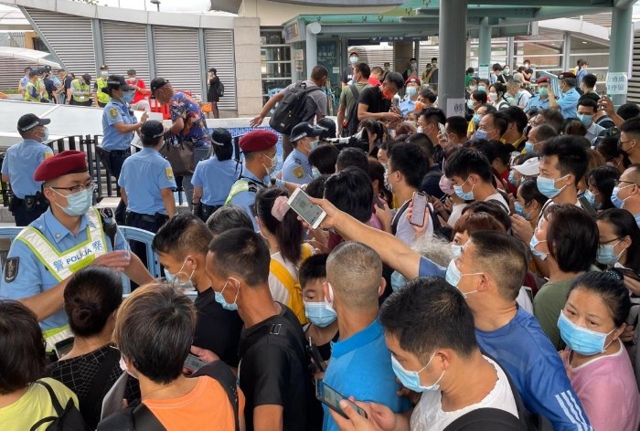 澳门下午3时半起,只准持24小时内核酸阴性报告才可出境,不少旅客同居民在关口因而不能出境要折返 。.jpg 澳门下午3时半起,只准持24小时内核酸阴性报告才可出境,不少旅客同居民在关口因而不能出境要折返 。.jpg