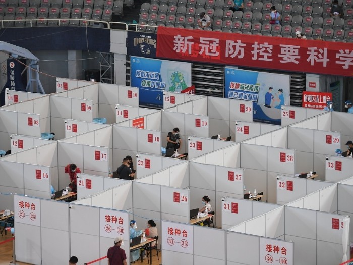 南京市民在鼓樓區五台山體育中心接種疫苗。(新華社資料圖片).jpg 南京市民在鼓樓區五台山體育中心接種疫苗。(新華社資料圖片).jpg