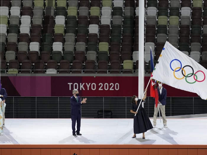 五環旗由巴赫交給下屆奧運主辦城市巴黎的市長伊達爾戈。(美聯社).jpg 五環旗由巴赫交給下屆奧運主辦城市巴黎的市長伊達爾戈。(美聯社).jpg