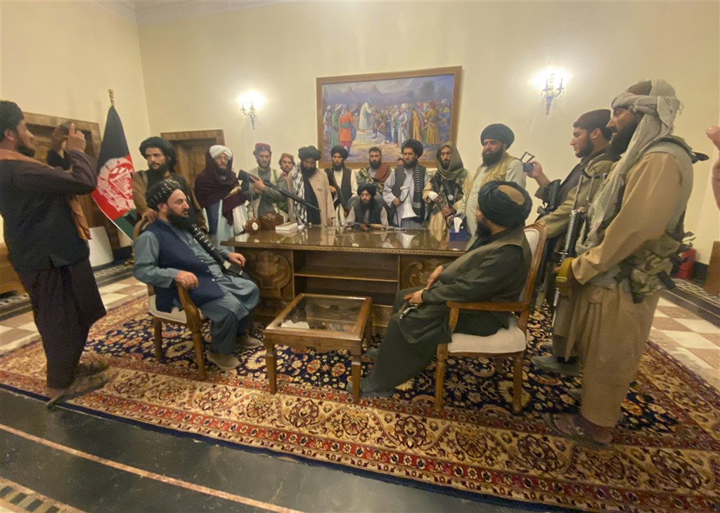 塔利班進入阿富汗首都喀布爾後,占領總統府拍照留念。(美聯社).jpg 塔利班進入阿富汗首都喀布爾後,占領總統府拍照留念。(美聯社).jpg