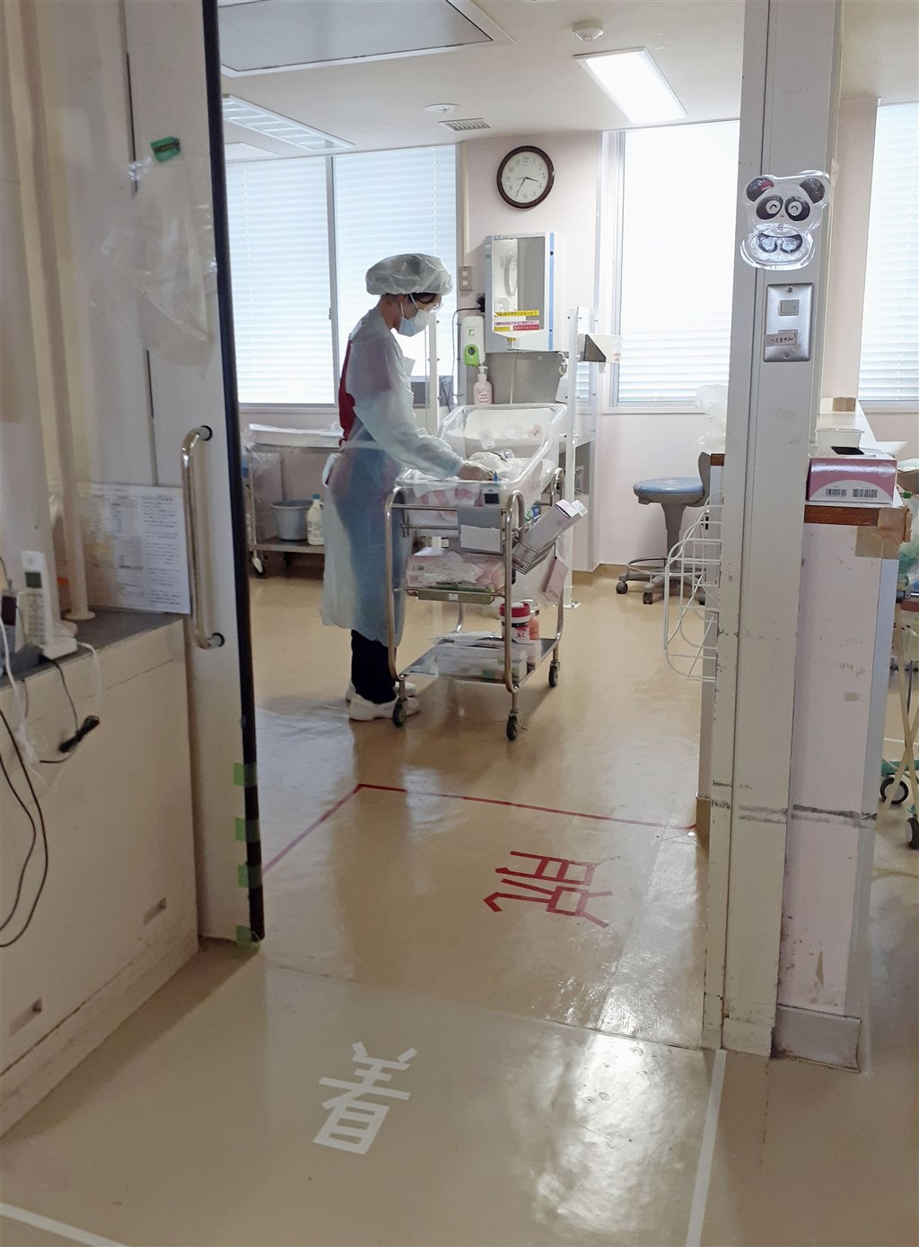 NHK統計,日本20日新增2萬5876例確診、重症患者達1816例,兩者都創下新高紀錄。圖為東京一間醫院為染疫新生兒設置專用病房。(共同社).jpg NHK統計,日本20日新增2萬5876例確診、重症患者達1816例,兩者都創下新高紀錄。圖為東京一間醫院為染疫新生兒設置專用病房。(共同社).jpg