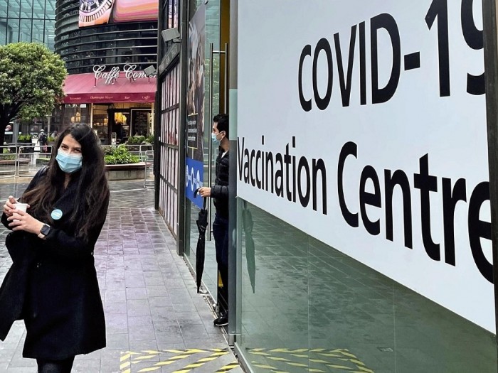 英國上月中解除防疫限制措施以來,感染個案穩步上升。(法新社資料圖片).jpg 英國上月中解除防疫限制措施以來,感染個案穩步上升。(法新社資料圖片).jpg