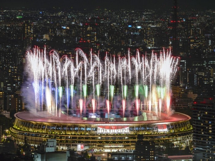 東京殘奧會開幕,場館上空發放煙花。(美聯社).jpg 東京殘奧會開幕,場館上空發放煙花。(美聯社).jpg