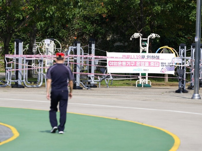 南韓當局在運動場有告示要求民眾保持社交距離。(美聯社).jpg 南韓當局在運動場有告示要求民眾保持社交距離。(美聯社).jpg
