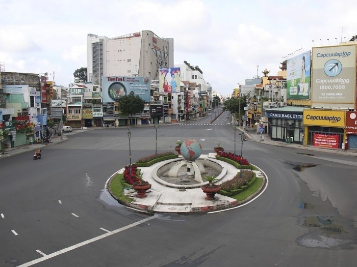 胡志明市政府日前將防疫管制升級,禁止民眾離家,市面一片冷清。(美聯社資料圖片).jpg 胡志明市政府日前將防疫管制升級,禁止民眾離家,市面一片冷清。(美聯社資料圖片).jpg