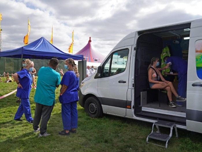 英國當局派出流動車輛為民眾接種疫苗。(法新社).jpg 英國當局派出流動車輛為民眾接種疫苗。(法新社).jpg