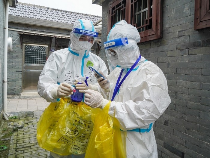 在早前的疫情中,在揚州市廣陵區一個社區,工作人員準備為老人進行上門核酸檢測取樣。(新華社資料圖片).jpg 在早前的疫情中,在揚州市廣陵區一個社區,工作人員準備為老人進行上門核酸檢測取樣。(新華社資料圖片).jpg