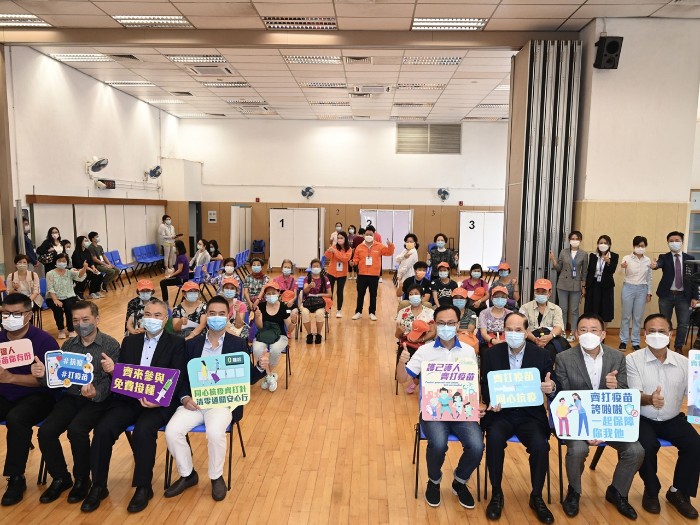 油尖旺民政事務處及尖沙咀街坊福利會等,在官涌市政大廈舉行長者疫苗接種講座。(政府新聞處).jpg 油尖旺民政事務處及尖沙咀街坊福利會等,在官涌市政大廈舉行長者疫苗接種講座。(政府新聞處).jpg