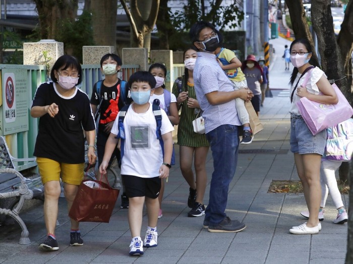 台北市民戴口罩出行防疫。(美聯社資料圖片).jpg 台北市民戴口罩出行防疫。(美聯社資料圖片).jpg
