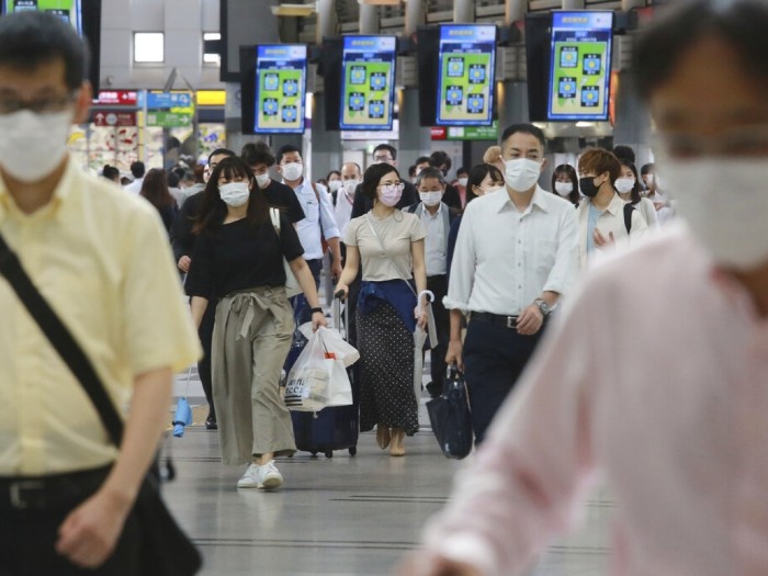 東京都單日新增的新型肺炎確診病例,是今年7月中以來,首次回落至1000宗以下。(美聯社).jpg 東京都單日新增的新型肺炎確診病例,是今年7月中以來,首次回落至1000宗以下。(美聯社).jpg