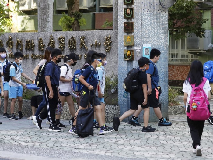 在台北,學生回校上課都戴上口罩防疫。(美聯社資料圖片).jpg 在台北,學生回校上課都戴上口罩防疫。(美聯社資料圖片).jpg