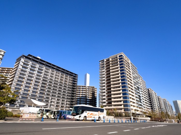 吉村洋文說期待東京奧運村(圖)與殘奧村內的紙板床運到大阪,用於專門收治新型肺炎病人的醫院內。(shutterstock).jpg 吉村洋文說期待東京奧運村(圖)與殘奧村內的紙板床運到大阪,用於專門收治新型肺炎病人的醫院內。(shutterstock).jpg