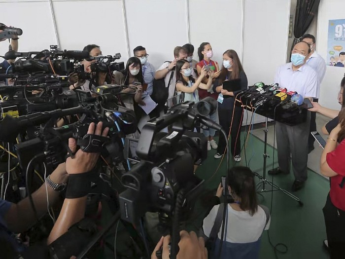 澳門特區行政長官賀一誠投票後接受傳媒採訪。(新華社).jpg 澳門特區行政長官賀一誠投票後接受傳媒採訪。(新華社).jpg