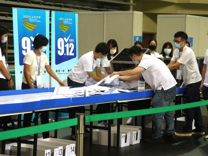 點票工作凌晨結束,當局公布初步當選名單。(鄭月明攝).jpg 點票工作凌晨結束,當局公布初步當選名單。(鄭月明攝).jpg