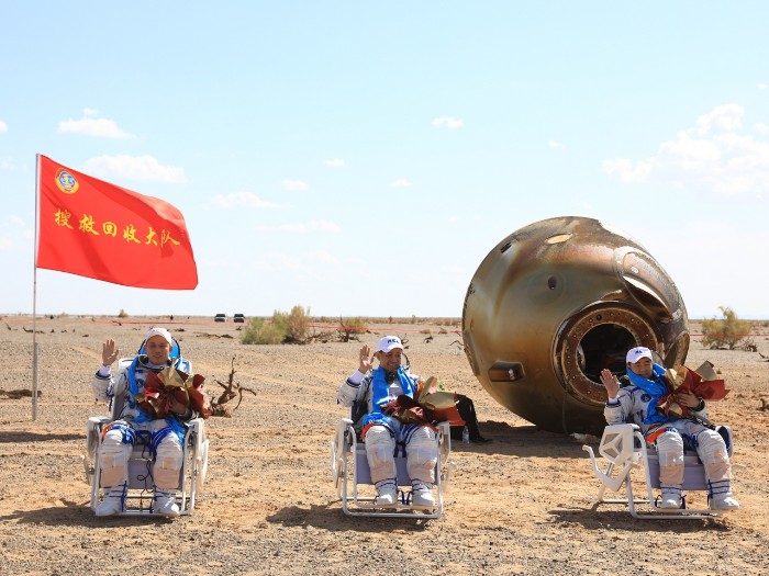神舟十二號飛船返回艙在東風著陸場成功著陸，3名航天員安全順利出艙。（新華社）.jpg