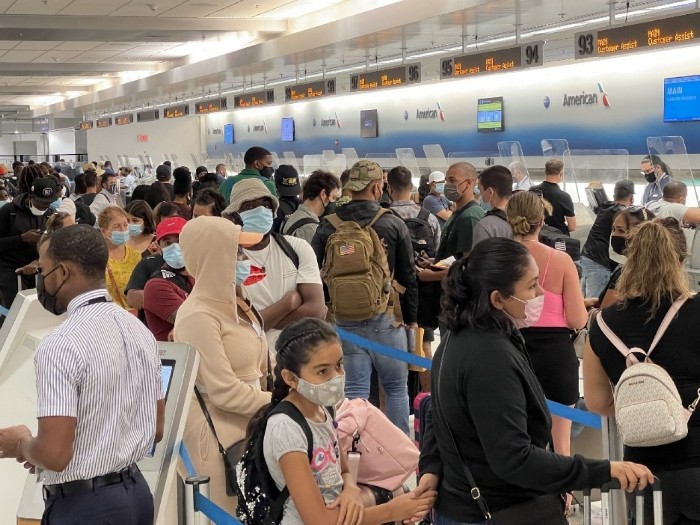 11月起,外國旅客只要打齊針及接受病毒檢測將可入境美國。(法新社資料圖片).jpg 11月起,外國旅客只要打齊針及接受病毒檢測將可入境美國。(法新社資料圖片).jpg