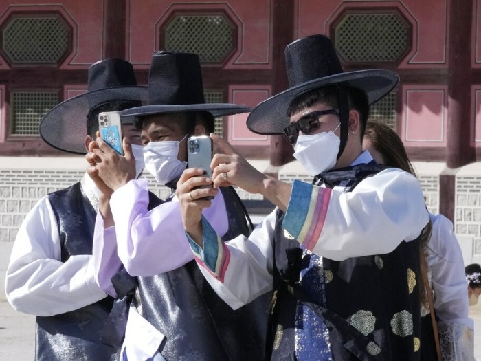 南韓民眾在外出旅遊期間,都戴上口罩防疫。(美聯社).jpg 南韓民眾在外出旅遊期間,都戴上口罩防疫。(美聯社).jpg