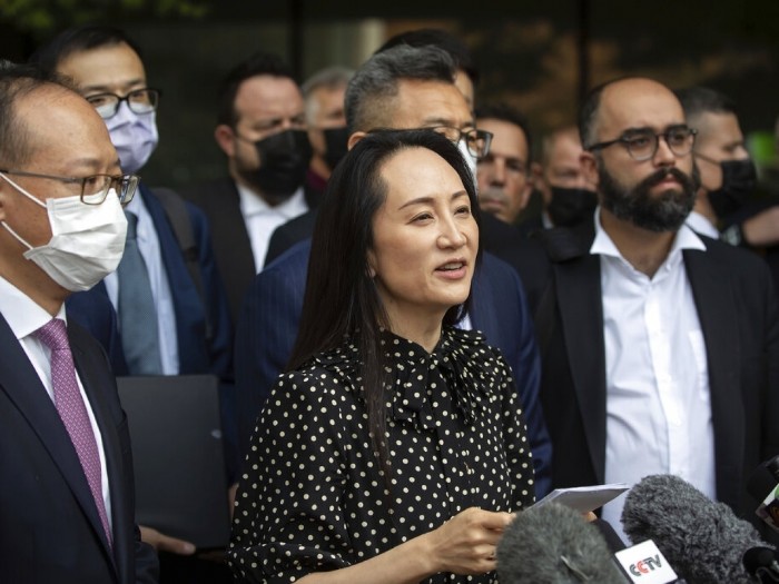 孟晚舟在溫哥華法院外宣讀聲明。（美聯社）.jpg