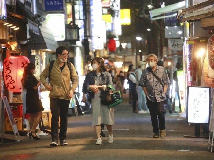 東京民眾繼續戴口罩外出防疫。(美聯社資料圖片).jpg 東京民眾繼續戴口罩外出防疫。(美聯社資料圖片).jpg