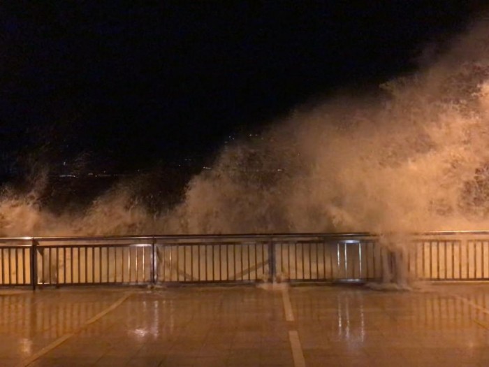 大浪拍打杏花邨海濱長廊岸邊。.jpg
