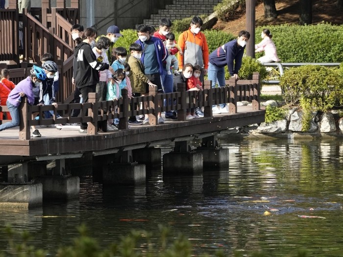 南韓連續兩星期出現三天小長假,首爾有民眾到公園遊玩。(美聯社資料圖片).jpg 南韓連續兩星期出現三天小長假,首爾有民眾到公園遊玩。(美聯社資料圖片).jpg