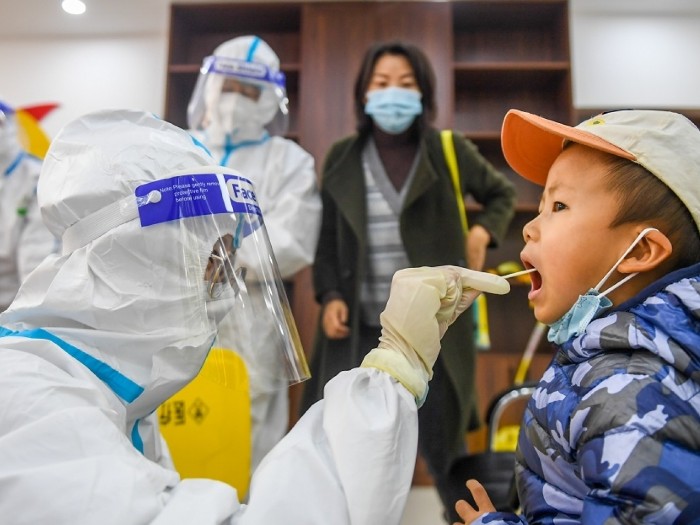 内蒙古呼和浩特市近日出現本土確診個案,醫護人員為居民進行檢測。(新華社資料圖片).jpg 内蒙古呼和浩特市近日出現本土確診個案,醫護人員為居民進行檢測。(新華社資料圖片).jpg