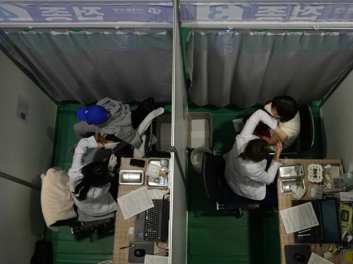 南韓首爾有民眾接種新冠疫苗。(美聯社).jpg 南韓首爾有民眾接種新冠疫苗。(美聯社).jpg