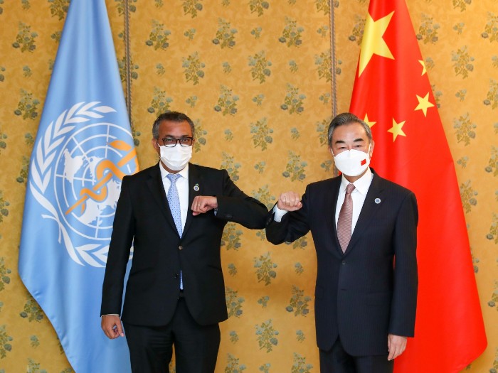 國務委員兼外長王毅(右)在羅馬會見世界衛生組織總幹事譚德塞。(新華社).jpg 國務委員兼外長王毅(右)在羅馬會見世界衛生組織總幹事譚德塞。(新華社).jpg