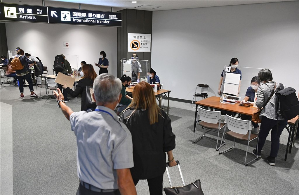 日媒報導,日本擬開放短期商務客、留學生與技能實習生等入境,並有條件將商務客隔離期縮短至3天,最快11月8日上路。圖為外籍人士10月抵達日本成田機場後交付陰性證明。(共同社).jpg 日媒報導,日本擬開放短期商務客、留學生與技能實習生等入境,並有條件將商務客隔離期縮短至3天,最快11月8日上路。圖為外籍人士10月抵達日本成田機場後交付陰性證明。(共同社).jpg