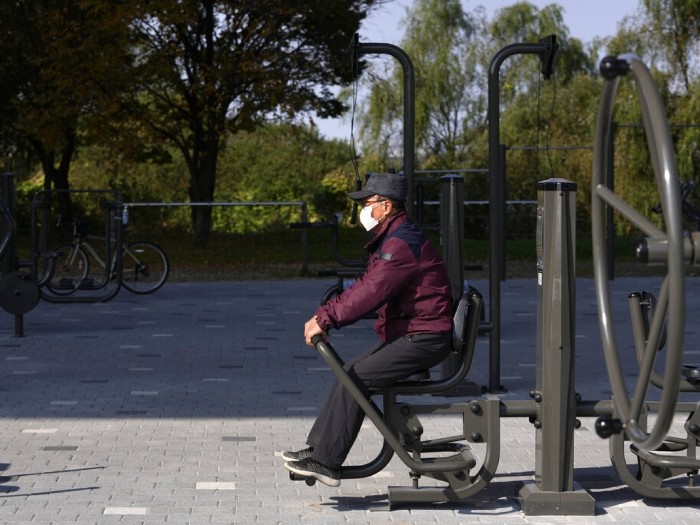 在南韓首爾一個公園,一名男子戴著口罩做運動。(美聯社資料圖片).jpg 在南韓首爾一個公園,一名男子戴著口罩做運動。(美聯社資料圖片).jpg