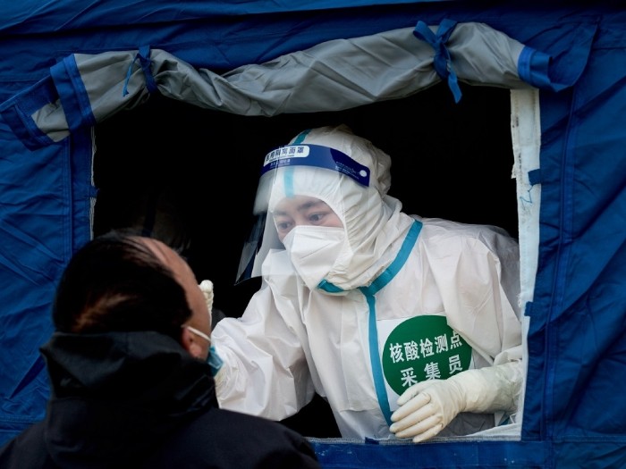 在青海省西寧市一個採樣站,醫護人員為市民進行核酸採樣。(新華社).jpg 在青海省西寧市一個採樣站,醫護人員為市民進行核酸採樣。(新華社).jpg