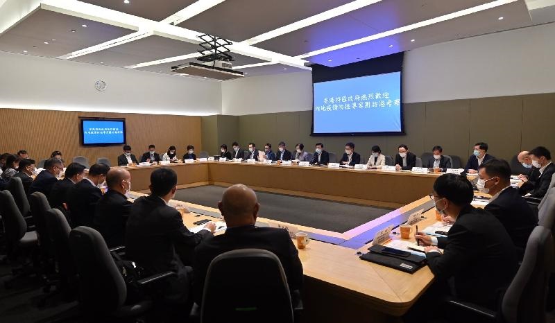 内地疫情防控专家团今日(十一月二十日)抵港进行为期四天的考察,了解香港的防疫抗疫工作和措施。专家团抵港后随即出席特区政府安排的简介会。.jpg 内地疫情防控专家团今日(十一月二十日)抵港进行为期四天的考察,了解香港的防疫抗疫工作和措施。专家团抵港后随即出席特区政府安排的简介会。.jpg