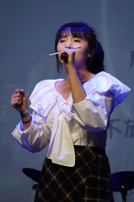 冠軍鄭偉唯唱出致迷失的自己,來自顯理中學.JPG 冠軍鄭偉唯唱出致迷失的自己,來自顯理中學.JPG