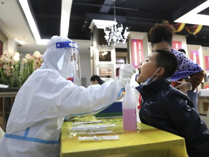 醫護人員為大連市居民進行核酸檢測採樣。(新華社資料圖片).jpg 醫護人員為大連市居民進行核酸檢測採樣。(新華社資料圖片).jpg