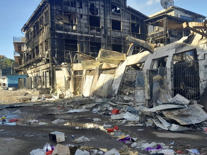 唐人街地區有建築物嚴重焚毀。(美聯社).jpg 唐人街地區有建築物嚴重焚毀。(美聯社).jpg