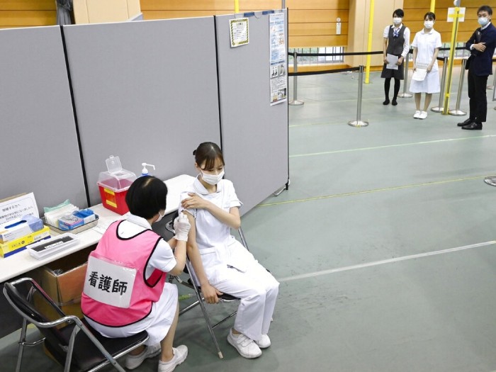 日本中部豐明市一名醫護人員在一間醫院接種新冠疫苗加強劑。(美聯社).jpg 日本中部豐明市一名醫護人員在一間醫院接種新冠疫苗加強劑。(美聯社).jpg