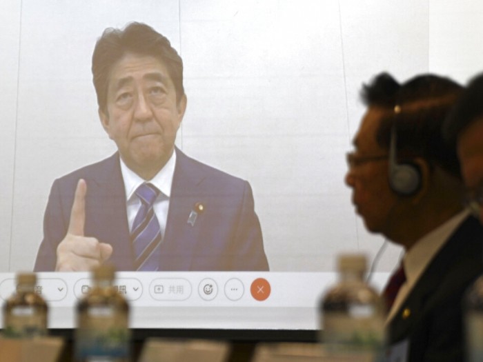 安倍昨日向台灣一個論壇發表視像演說。（美聯社）.jpg