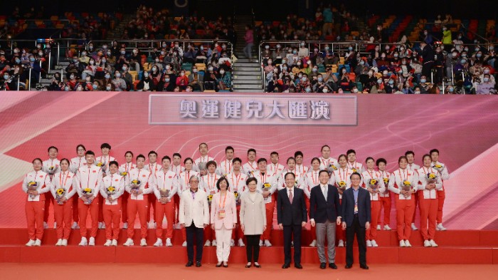 行政長官林鄭月娥今日(十二月四日)出席奧運健兒大匯演。圖示(前排左起)中國香港體育協會暨奧林匹克委員會會長霍震霆、國家體育總局副局長暨東京2020奧運會內地奧運健兒代表團團長楊寧、林鄭月娥、中央人民政府駐香港特別行政區聯絡辦公室副主任陳冬、民政事務局局長徐英偉和康樂及文化事務署署長劉明光與代表團成員合照。.JPG 行政長官林鄭月娥今日(十二月四日)出席奧運健兒大匯演。圖示(前排左起)中國香港體育協會暨奧林匹克委員會會長霍震霆、國家體育總局副局長暨東京2020奧運會內地奧運健兒代表團團長楊寧、林鄭月娥、中央人民政府駐香港特別行政區聯絡辦公室副主任陳冬、民政事務局局長徐英偉和康樂及文化事務署署長劉明光與代表團成員合照。.JPG