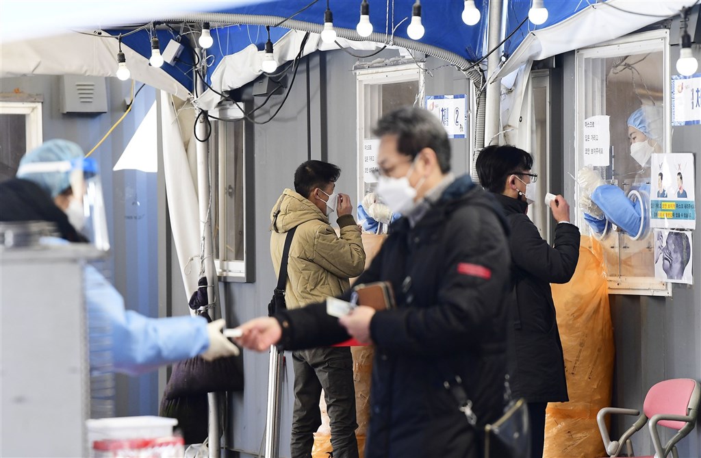 韓國5日確認感染Omicron病例增至12例,其中數名為教會教友,可能在教會活動期間導致大規模群聚感染。圖為首爾一處COVID-19檢測站。(共同社).jpg 韓國5日確認感染Omicron病例增至12例,其中數名為教會教友,可能在教會活動期間導致大規模群聚感染。圖為首爾一處COVID-19檢測站。(共同社).jpg